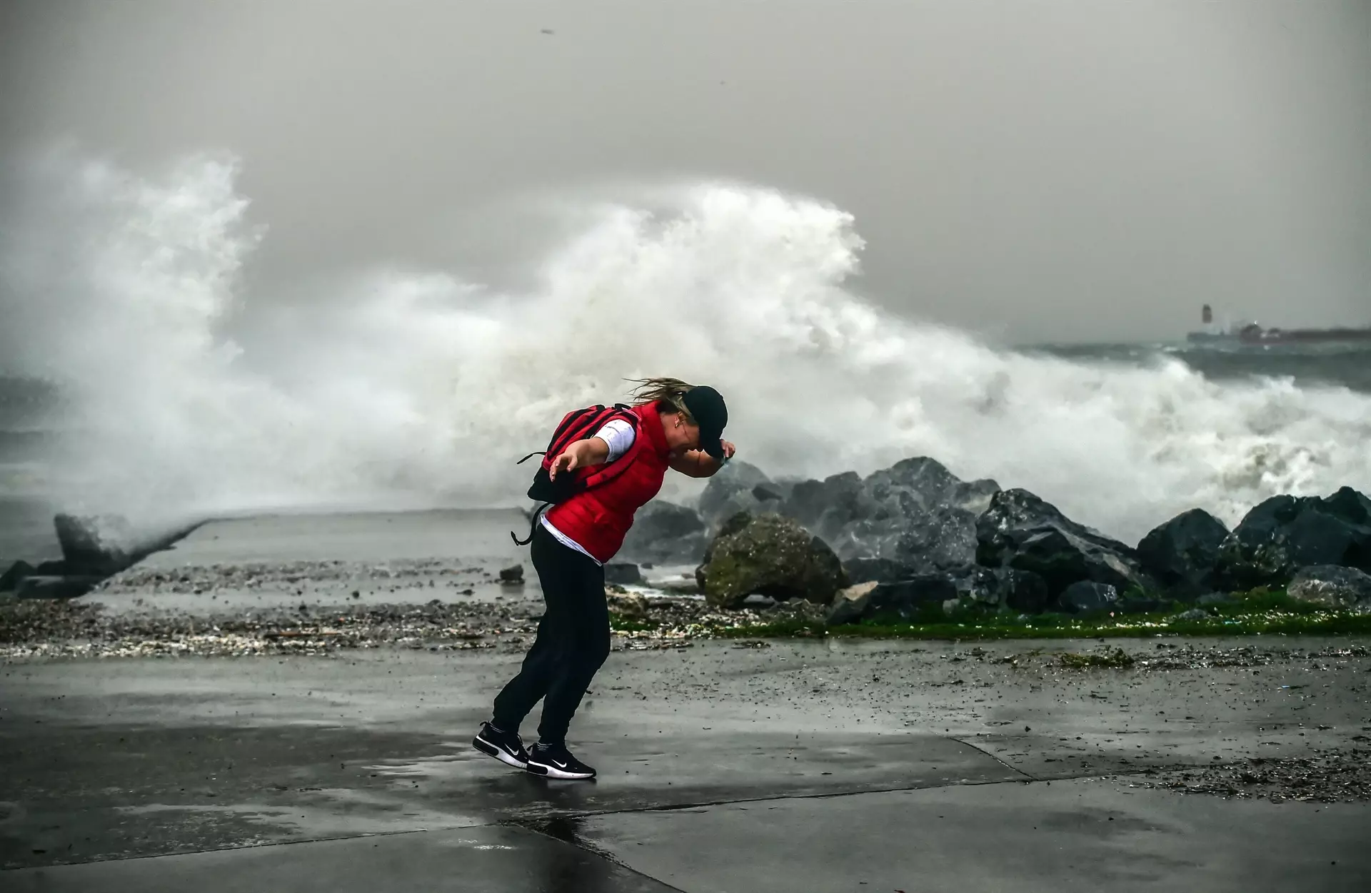 🌊🌬️ Coastal Wind Alert in Istanbul Today: Strong Gusts Along the Bosphorus