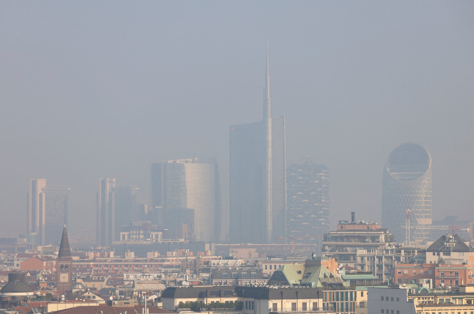 🌫️ Air Quality Alert in Milan Today: Pollution Levels Rise Across the City