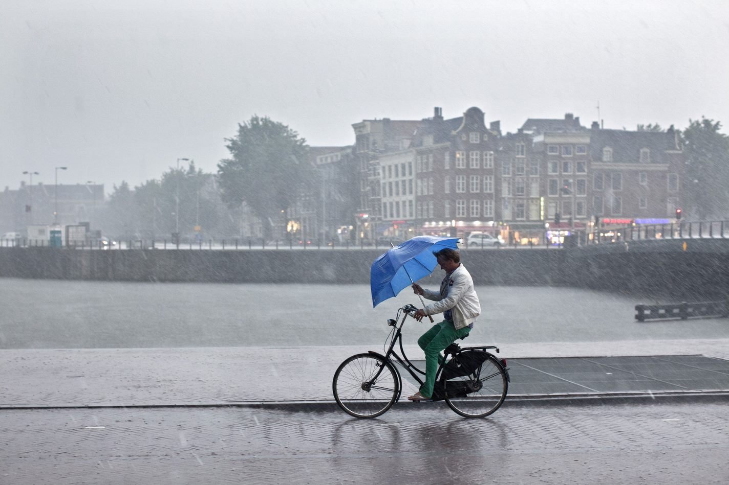 🌊 Flood Risk Alert in Amsterdam Today: Rising Water Levels and Continuous Rainfall